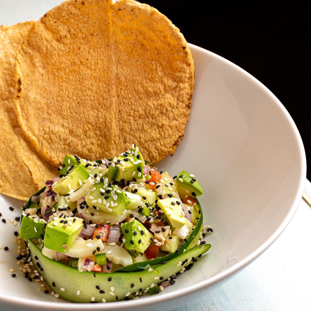 Aguachile con aguacate, cebolla y tostadas