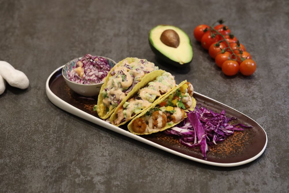 Tacos de camarón con aguacate y col morada